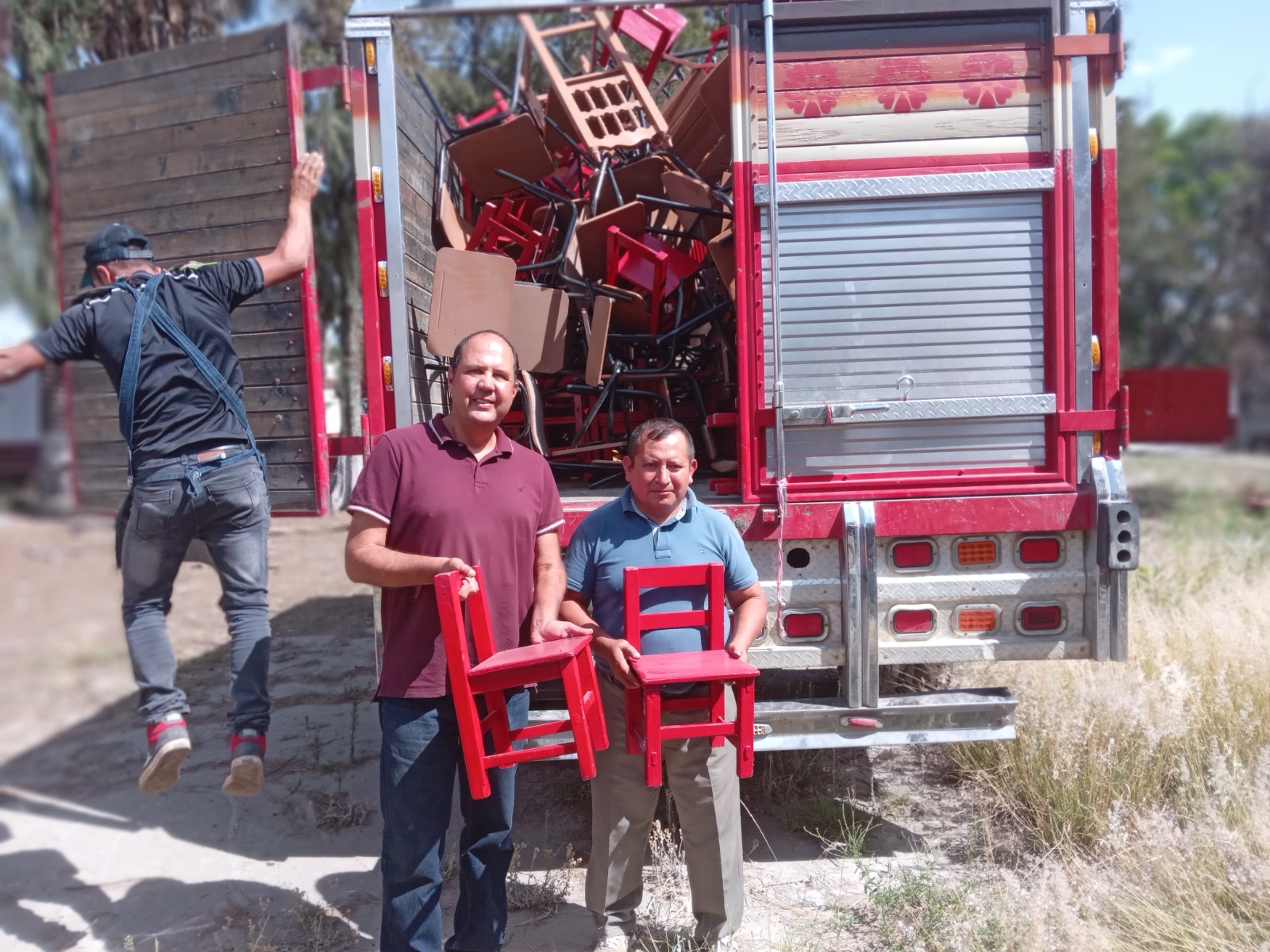 Muebles escolares y Material didáctico para comunidades de la Sierra Norte de Puebla