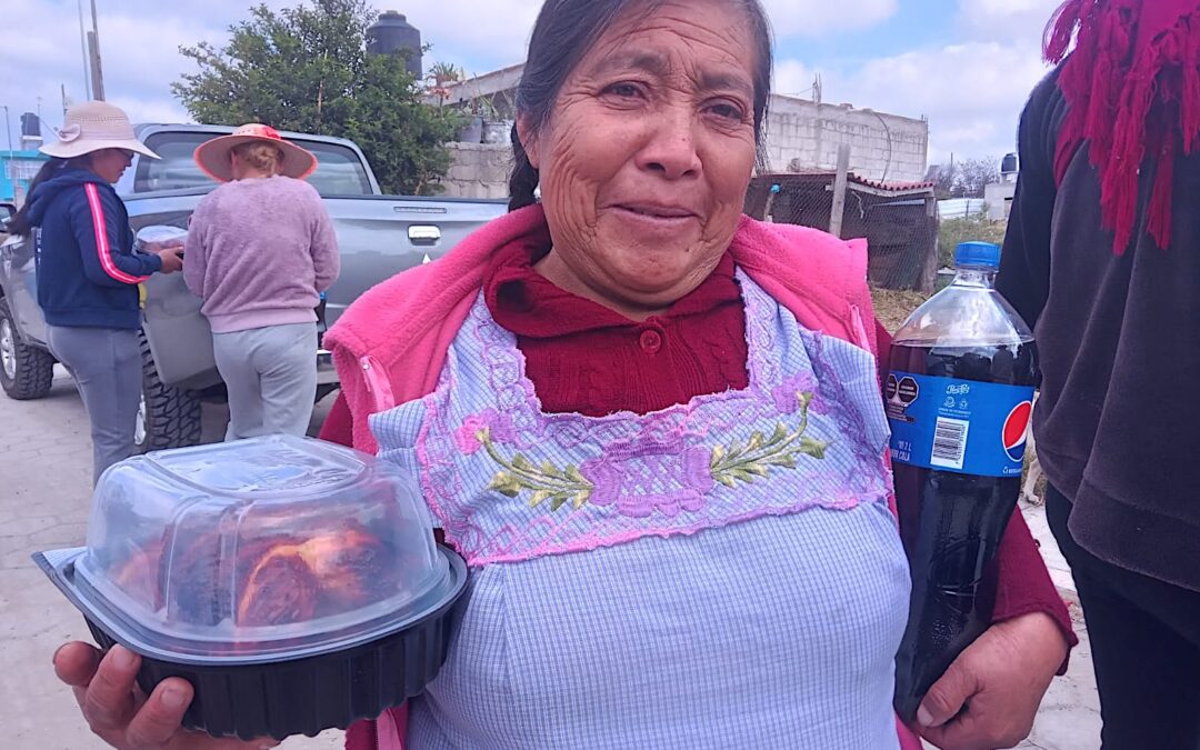 Quiso jugar nuestro Pollo 🐣🐣🐣 Navideño y lo hizo muy bien acompañado.